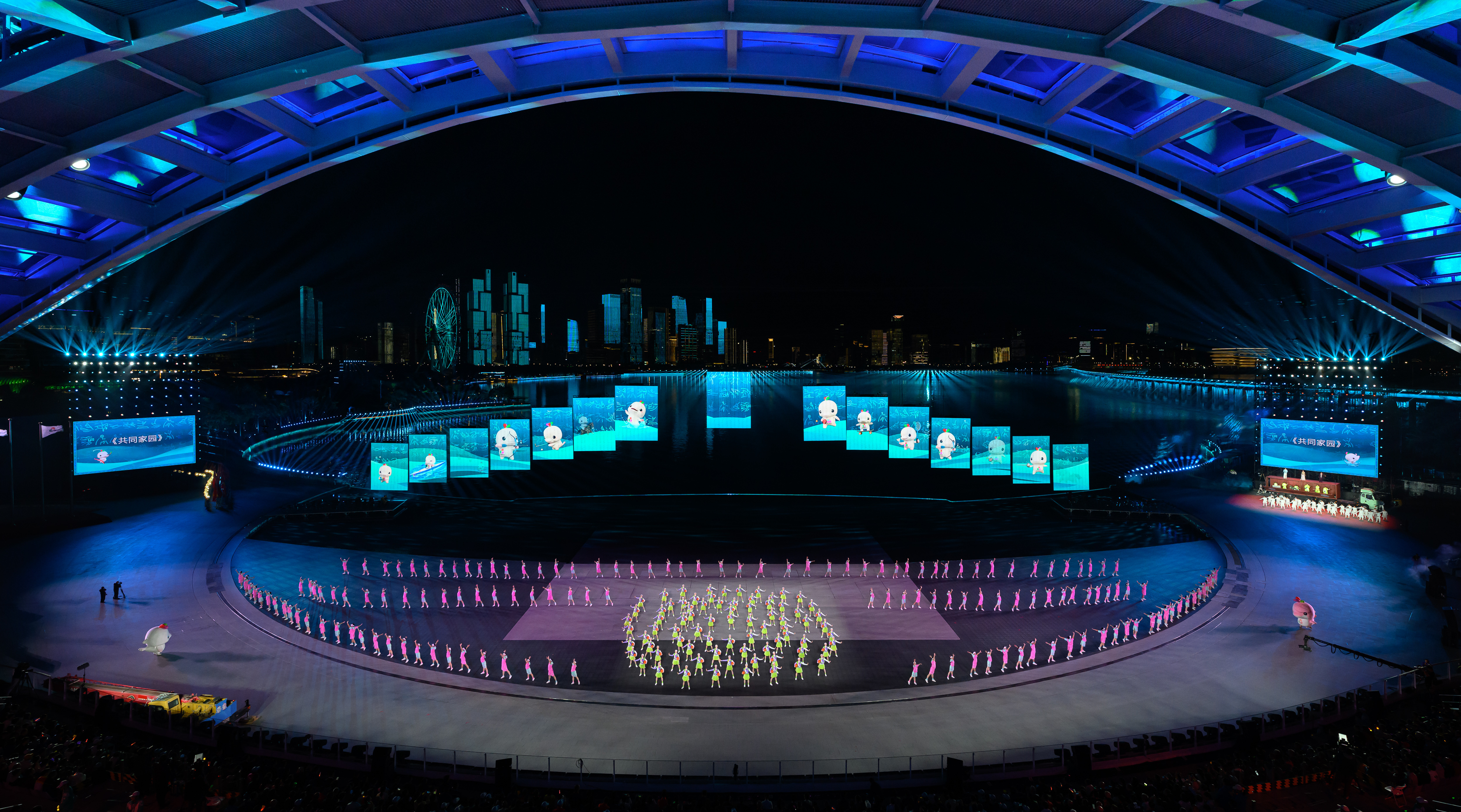 ↑ 演员在闭幕式现场表演。 新华社记者 张龙 摄